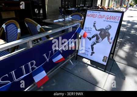 Washington, États-Unis. 16 juin 2026. Un restaurant expose une affiche avec la joueuse française Kylian Mbappé pour les soirées de la Coupe du monde le 16 juin 2026 à Washington, DC. Photo Olivier Douliery/ABACAPRESS.COM crédit : Abaca Press/Alamy Live News Banque D'Images