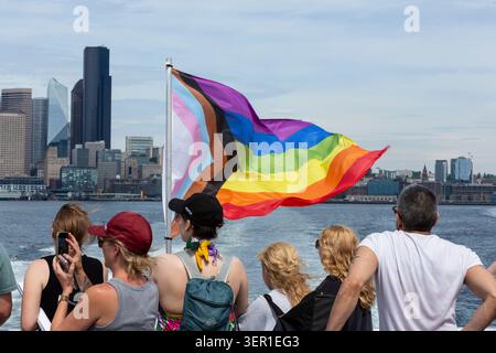 Les fans prennent le West Seattle Water Taxi depuis le centre-ville de Seattle après que le match de Belgique et d'Égypte se soit terminé par un tirage au sort lors de la Coupe du monde de la FIFA, le lundi 15 juin, Banque D'Images