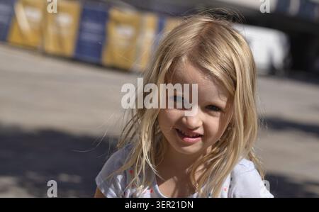 Fille, 4 ans, blonde, portrait, sourire, place du marché, été, Stuttgart, Bade-Wuerttemberg, Allemagne Banque D'Images