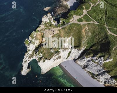 Vue aérienne, vue de haut en bas de la formation rocheuse porte d'aval, un point de repère sur la côte de craie avec la porte rocheuse distinctive, au-dessus du point de vue avec Banque D'Images