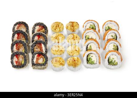 Des rouleaux de sushi fraîchement préparés sont disposés soigneusement, mettant en valeur une variété de saveurs et de textures Banque D'Images