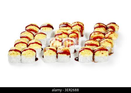 Rouleaux de sushi cuits au four avec du fromage à la crème, recouverts de sauce délicieuse, formant la lettre m, isolé sur fond blanc Banque D'Images