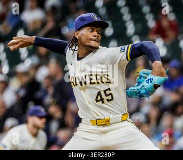 Milwaukee, États-Unis. 16 juin 2026. Le lanceur de secours des Milwaukee Brewers, Abner Uribe, lance la huitième manche du match MLB entre les Guardians de Cleveland et les Brewers de Milwaukee à American Family Field à Milwaukee, Wisconsin, le mardi 16 juin 2026. Photo de Tannen Maury/UPI crédit : UPI/Alamy Live News Banque D'Images