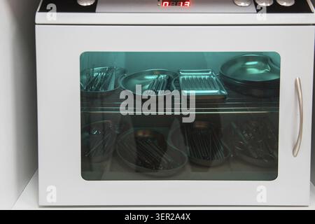Autoclave avec instruments médicaux en salle de stérilisation en clinique Banque D'Images