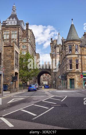 Édimbourg, Écosse - 18 juin 2010 : la rue Cowgate (Cougait) est la partie du niveau inférieur de la vieille ville, qui se trouve en dessous des rues surélevées de Banque D'Images