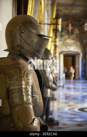 VALLETTA, MALTE - 31 JUILLET 2015 : les armures dans le couloir de l'armurerie à l'étage principal du Palais des grands maîtres. La Valette. Malte Banque D'Images
