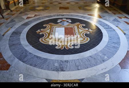 La Valette, MALTE - 31 juillet 2015 : mosaïque décoration avec les armoiries de Malte. Palais du Grand Maître. La Valette. Malte Banque D'Images