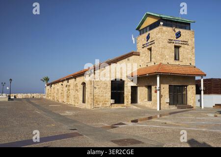PAPHOS, Chypre - Juin 08, 2018 : La vue sur le bâtiment de l'administration portuaire de Chypre en Plo et galerie d'art dans le port de Paphos. Chypre Banque D'Images