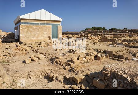 PAPHOS, Chypre - Juin 08, 2018 : Les vestiges de l'ancienne maison romaine d'Aion avec l'abri protecteur pour la villa restaurée du mur. L'archéo Paphos Banque D'Images