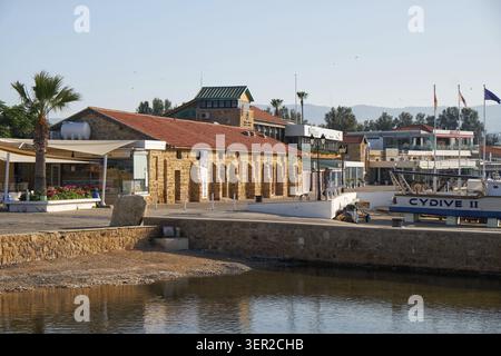 PAPHOS, Chypre - Juin 08, 2018 : l'avis de café et galerie d'art en Plo sur la promenade côtière de port de Paphos. Chypre Banque D'Images