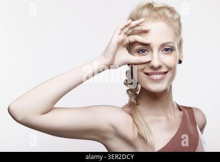 Portrait de jeune belle femme blonde souriante Banque D'Images