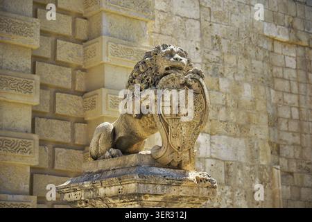 Statue de lion tenant protection avec les armoiries de Antonio de Vilhena près de Mdina porte principale. Malte Banque D'Images