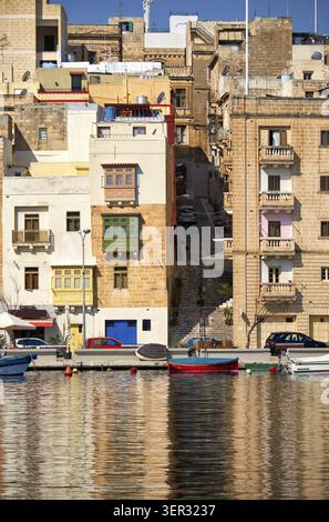 La vue des maisons résidentielles de Senglea sur la baie de Dahla TAD-Dockyard. Malte Banque D'Images