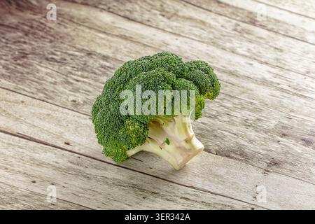 Gros plan de brocoli vert frais fleuri sur la surface en bois, légume sain, nourriture crue, éclairage naturel, fond rustique, régime nutritif, bio p Banque D'Images