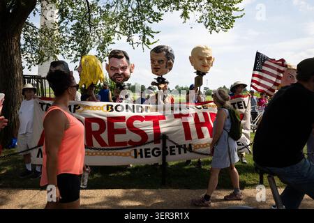 WASHINGTON, D.C., U.S. - JUNE 14: A National Guardsman keeps an eye on both counter-protesters and those attending U.S. President Donald Trump's Ultimate Fighting Championship cage fight on the White House south lawn in celebration of his 80th birthday.  The fight generated a wide range of reactions, from virulent pro-Trump arguments, to accusations of mis-governance, coverups, and pedophelia.  Photo by Allison Bailey / JNA Press. (Photo by Allison Bailey/JNA Press via Nexpher Images) Banque D'Images