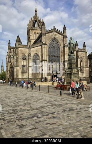 Édimbourg, Écosse - 18 juin 2010 : High Kirk of Edinburgh (cathédrale Saint-Gilles), l'église la plus importante d'Écosse avec la statue de Walter Scott In Banque D'Images