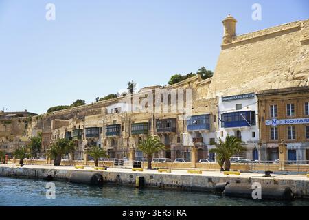 La Valette, MALTE - Juillet 31, 2015 : Avis de la rangée de maisons sur le front du grand port. La Valette. Malte Banque D'Images