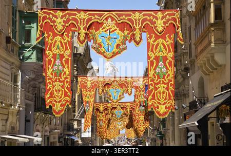 LA VALETTE, MALTE - 31 JUILLET 2015 : la vue de la rue principale de la République décorée pour la fête de l'Assomption de la Vierge Marie, la Valette, Malte Banque D'Images