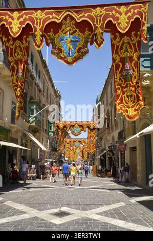 LA VALETTE, MALTE - 31 JUILLET 2015 : la vue de la rue principale de la République décorée pour la fête de l'Assomption de la Vierge Marie, la Valette, Malte Banque D'Images