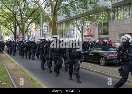 DUSSELDORF, ALLEMAGNE – 15 JUIN 2026 : environ 15 à 20 partisans du parti politique d’extrême droite Alternative für Deutschland (AFD) participent à une visite à pied du quartier japonais de Düsseldorf, connu sous le nom de « Little Tokyo ». Plusieurs centaines de contre-manifestants se sont rassemblés le long de la route pour s'opposer à l'événement. Une importante présence policière a été déployée dans tout le centre-ville, et des policiers ont dégagé plusieurs rues et intersections après que les manifestants ont établi plusieurs blocus de sit-in visant à perturber la marche. La tournée a commencé à Martin-Luther-Platz et s'est poursuivie à travers le district sous la police p Banque D'Images