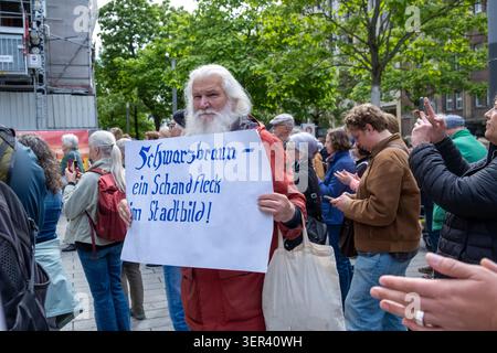 DUSSELDORF, ALLEMAGNE – 15 JUIN 2026 : environ 15 à 20 partisans du parti politique d’extrême droite Alternative für Deutschland (AFD) participent à une visite à pied du quartier japonais de Düsseldorf, connu sous le nom de « Little Tokyo ». Plusieurs centaines de contre-manifestants se sont rassemblés le long de la route pour s'opposer à l'événement. Une importante présence policière a été déployée dans tout le centre-ville, et des policiers ont dégagé plusieurs rues et intersections après que les manifestants ont établi plusieurs blocus de sit-in visant à perturber la marche. La tournée a commencé à Martin-Luther-Platz et s'est poursuivie à travers le district sous la police p Banque D'Images