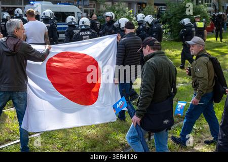 DUSSELDORF, ALLEMAGNE – 15 JUIN 2026 : environ 15 à 20 partisans du parti politique d’extrême droite Alternative für Deutschland (AFD) participent à une visite à pied du quartier japonais de Düsseldorf, connu sous le nom de « Little Tokyo ». Plusieurs centaines de contre-manifestants se sont rassemblés le long de la route pour s'opposer à l'événement. Une importante présence policière a été déployée dans tout le centre-ville, et des policiers ont dégagé plusieurs rues et intersections après que les manifestants ont établi plusieurs blocus de sit-in visant à perturber la marche. La tournée a commencé à Martin-Luther-Platz et s'est poursuivie à travers le district sous la police p Banque D'Images