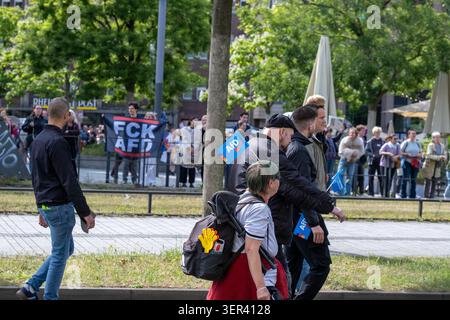 DUSSELDORF, ALLEMAGNE – 15 JUIN 2026 : environ 15 à 20 partisans du parti politique d’extrême droite Alternative für Deutschland (AFD) participent à une visite à pied du quartier japonais de Düsseldorf, connu sous le nom de « Little Tokyo ». Plusieurs centaines de contre-manifestants se sont rassemblés le long de la route pour s'opposer à l'événement. Une importante présence policière a été déployée dans tout le centre-ville, et des policiers ont dégagé plusieurs rues et intersections après que les manifestants ont établi plusieurs blocus de sit-in visant à perturber la marche. La tournée a commencé à Martin-Luther-Platz et s'est poursuivie à travers le district sous la police p Banque D'Images