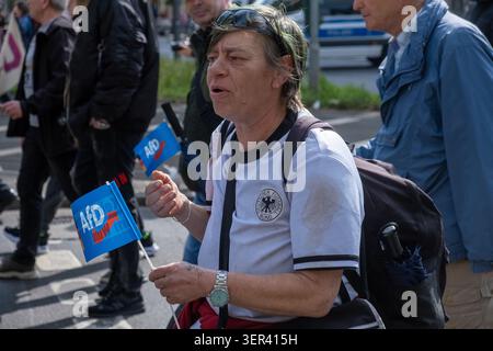 DUSSELDORF, ALLEMAGNE – 15 JUIN 2026 : environ 15 à 20 partisans du parti politique d’extrême droite Alternative für Deutschland (AFD) participent à une visite à pied du quartier japonais de Düsseldorf, connu sous le nom de « Little Tokyo ». Plusieurs centaines de contre-manifestants se sont rassemblés le long de la route pour s'opposer à l'événement. Une importante présence policière a été déployée dans tout le centre-ville, et des policiers ont dégagé plusieurs rues et intersections après que les manifestants ont établi plusieurs blocus de sit-in visant à perturber la marche. La tournée a commencé à Martin-Luther-Platz et s'est poursuivie à travers le district sous la police p Banque D'Images