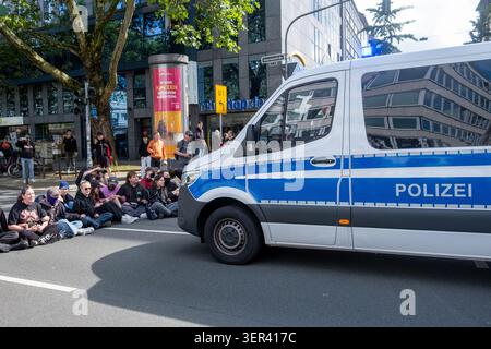 DUSSELDORF, ALLEMAGNE – 15 JUIN 2026 : environ 15 à 20 partisans du parti politique d’extrême droite Alternative für Deutschland (AFD) participent à une visite à pied du quartier japonais de Düsseldorf, connu sous le nom de « Little Tokyo ». Plusieurs centaines de contre-manifestants se sont rassemblés le long de la route pour s'opposer à l'événement. Une importante présence policière a été déployée dans tout le centre-ville, et des policiers ont dégagé plusieurs rues et intersections après que les manifestants ont établi plusieurs blocus de sit-in visant à perturber la marche. La tournée a commencé à Martin-Luther-Platz et s'est poursuivie à travers le district sous la police p Banque D'Images