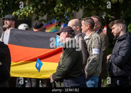 DUSSELDORF, ALLEMAGNE – 15 JUIN 2026 : environ 15 à 20 partisans du parti politique d’extrême droite Alternative für Deutschland (AFD) participent à une visite à pied du quartier japonais de Düsseldorf, connu sous le nom de « Little Tokyo ». Plusieurs centaines de contre-manifestants se sont rassemblés le long de la route pour s'opposer à l'événement. Une importante présence policière a été déployée dans tout le centre-ville, et des policiers ont dégagé plusieurs rues et intersections après que les manifestants ont établi plusieurs blocus de sit-in visant à perturber la marche. La tournée a commencé à Martin-Luther-Platz et s'est poursuivie à travers le district sous la police p Banque D'Images