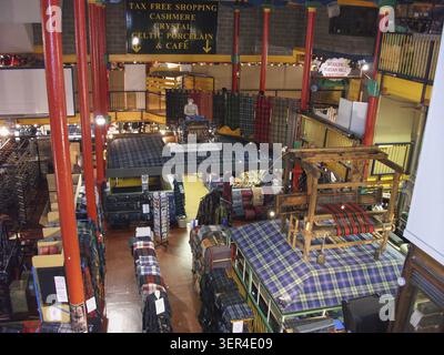 Édimbourg, Écosse - 18 juin 2010 : intérieur de l'usine de tissage de tartan et exposition présentant l'exposition de travail de la conception et du tissage de tartan Banque D'Images