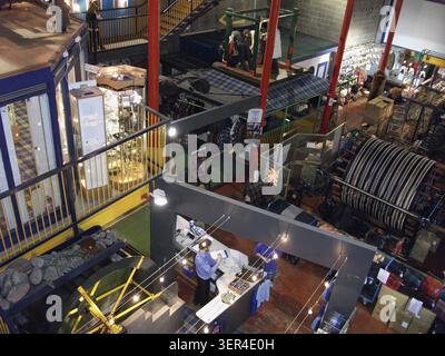 Édimbourg, Écosse - 18 juin 2010 : intérieur de l'usine de tissage de tartan et exposition présentant l'exposition de travail de la conception et du tissage de tartan Banque D'Images
