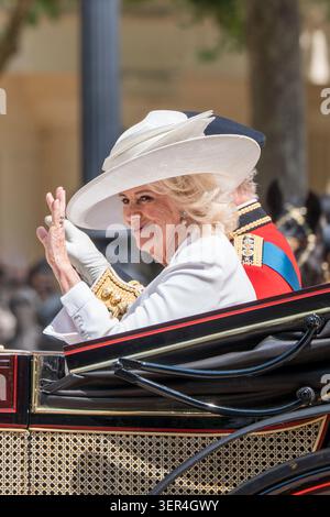 Londres, Angleterre, Royaume-Uni - 14 juin 2025 : la reine Camila et le roi Charles le 3ème tour en calèche royale sur le Mall pendant Trooping the Color Celebr Banque D'Images
