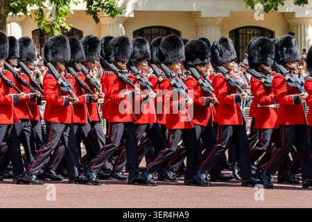 Londres, Angleterre, Royaume-Uni - 14 juin 2025 : les troupes royales défilent sur le Mall pendant les célébrations Trooping the Color, l'anniversaire du roi Charles Banque D'Images