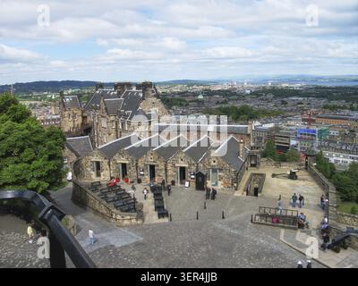 Édimbourg, Écosse - 18 juin 2010 : vue sur le quartier supérieur du château d'Édimbourg avec Mills Mount Battery avec One o'Clock Gun, Cartsheds et Hospital. Banque D'Images