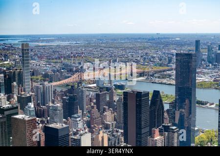 New York City, NY, États-Unis - 22 mai 2022 ; vue panoramique de haut niveau sur Midtown Manhattan et Queens surplombant l'East River et Queensboro Bridge surr Banque D'Images