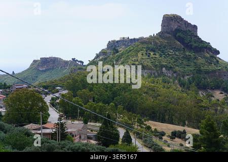 Vue panoramique de Gerace avec les ruines spectaculaires de Rocca del Castello au sommet de la colline, parc national d'Aspromonte, Calabre, Italie du Sud. Banque D'Images