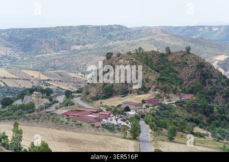 Vue panoramique de Gerace avec les ruines spectaculaires de Rocca del Castello au sommet de la colline, parc national d'Aspromonte, Calabre, Italie du Sud. Banque D'Images