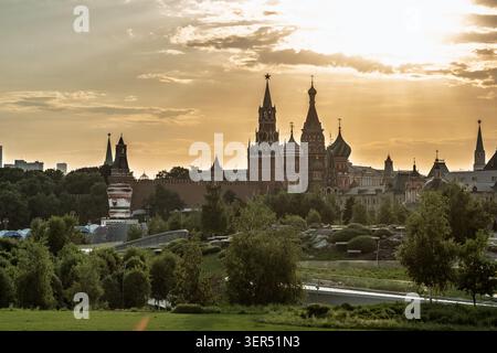 Moscou, Russie - 21 mai 2026 : coucher de soleil vue sur le Kremlin et cathédrale de Basil avec parc verdoyant en premier plan, Moscou, Russie Banque D'Images