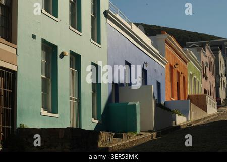Scène de rue calme des célèbres maisons colorées du quartier populaire et historique de Bo-Kaap, Le Cap, Afrique du Sud. Pris en fin d'après-midi. Banque D'Images