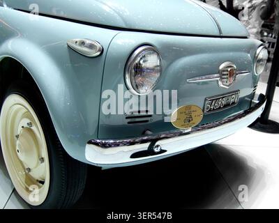 Vue rapprochée de face d'une Fiat 500 bleu clair italienne classique et exposition au salon de l'automobile de Genève Banque D'Images