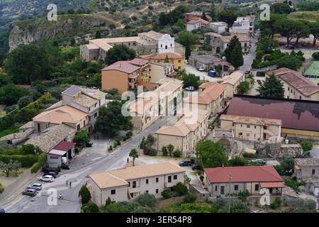 Vue aérienne de la ville historique de Gerace avec des maisons traditionnelles aux toits en terre cuite nichées à flanc de colline, parc national d'Aspromonte, Calabre Banque D'Images