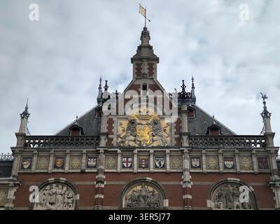 Amsterdam Centraal, la plus grande gare ferroviaire d'Amsterdam, aux pays-Bas, et un important centre ferroviaire Banque D'Images