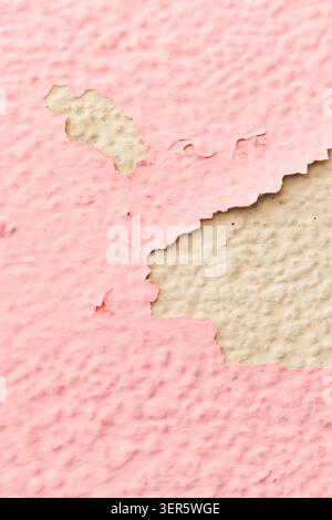 Texture de peinture rose épluchant sur fond abstrait de mur beige Banque D'Images
