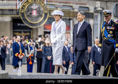AMSTERDAM - L'empereur japonais Naruhito, avec l'impératrice Masako, dépose une couronne au Monument national sur la place du Dam lors d'une visite d'État du Japon aux pays-Bas. ROBIN UTRECHT /anp pays-bas Out - belgique Out Banque D'Images