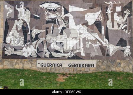 Guernica (ou Gernika-Lumo) est le cœur spirituel et historique du pays basque. Célèbre pour son arbre symbolique et son passé tragique, la ville est d Banque D'Images