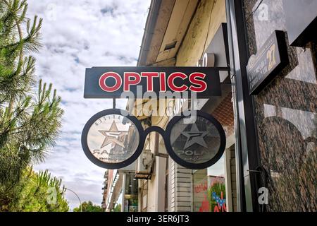 Batumi, Géorgie - 09 juin 2026 : enseigne extérieure en forme de lunettes avec une étoile stylisée et le logo de la marque Polar contre le ciel. Banque D'Images