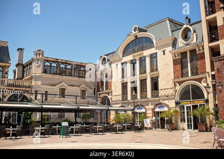 Batumi, Georgia - June 09, 2026: Beautiful European style buildings and open-air restaurant terrace on the famous Piazza Square. Banque D'Images