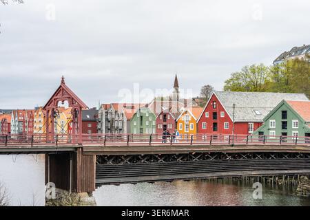 Maisons en bois colorées sur les rives de la rivière Nidelva à Trondheim, Norvège. Banque D'Images