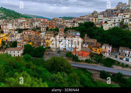 vue panoramique majestueuse vue imprenable charme intemporel d'une ville italienne historique présentant des bâtiments colorés et des rues sinueuses au-dessus de dron Banque D'Images